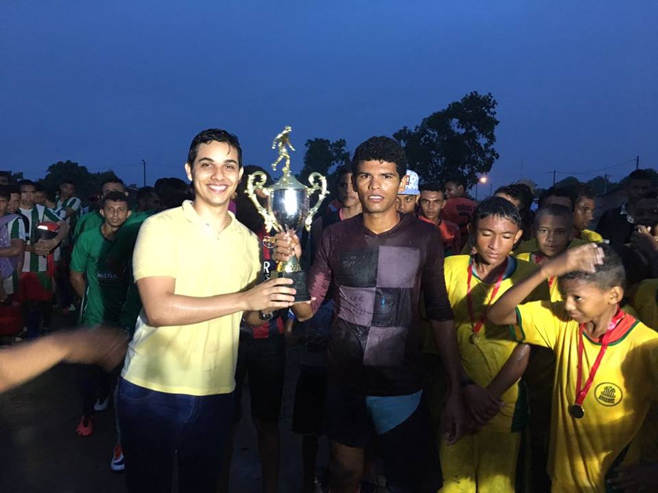 Samuel Jorge participa da entrega de troféus na final de campeonato em Grajaú