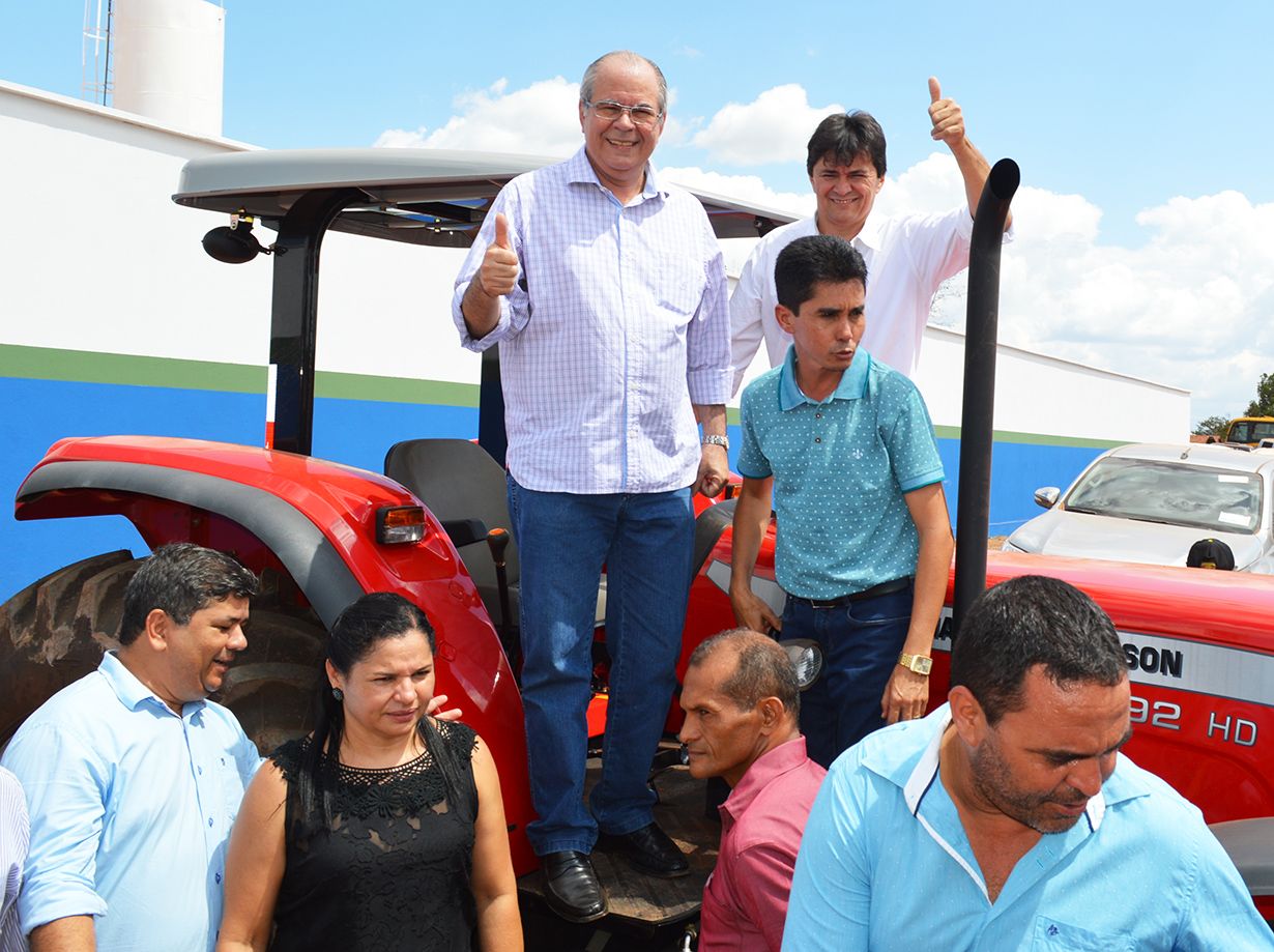 Hildo Rocha entrega máquina agrícola e assegura emendas