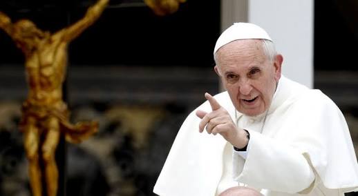 Vaticano baixa decreto e diz que "homossexual não pode ser padre"