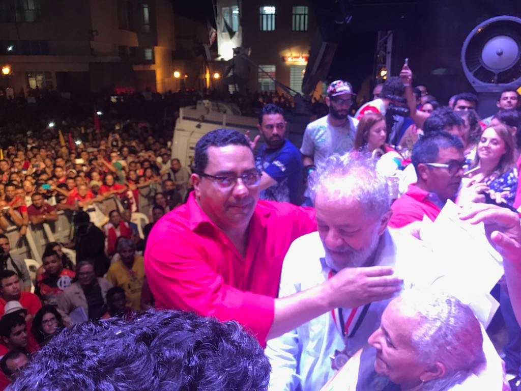 Prefeito Moisés entrega a Lula, título de cidadão Jenipapense