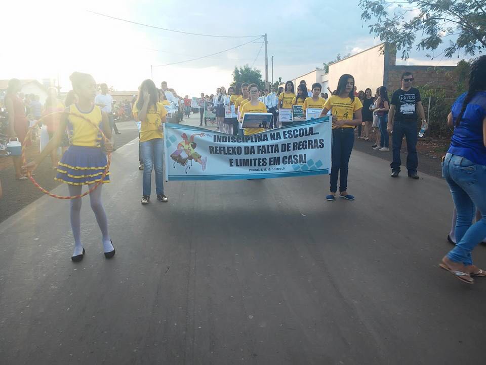 Prefeito Adailton prestigia desfile do 7 de setembro em Fernando Falcão