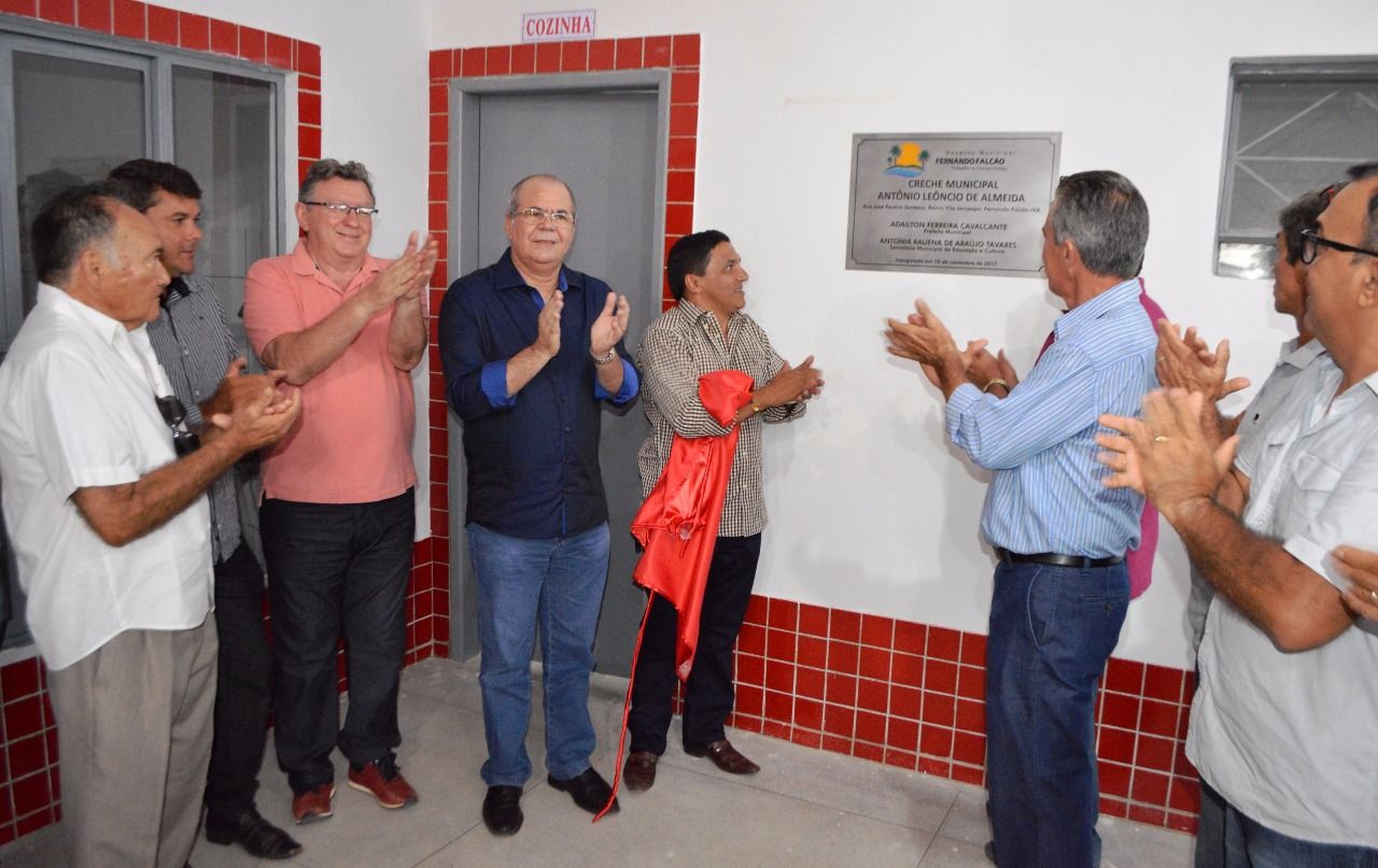 Hildo Rocha participa de inauguração de creche em Fernando Falcão, e assina liberação de recursos para construção de estádio