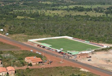 INAUGURADO: Prefeito Adailton pediu e Hildo Rocha destinou recursos para construção de um estádio de futebol em Fernando Falcão