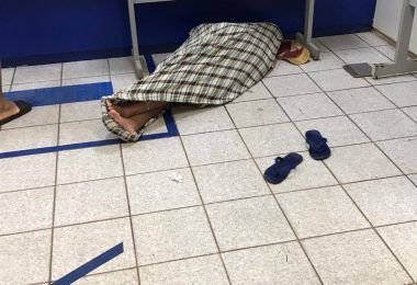 VEJA AQUI: Homem dorme dentro da agência da Caixa Econômica em Barra do Corda