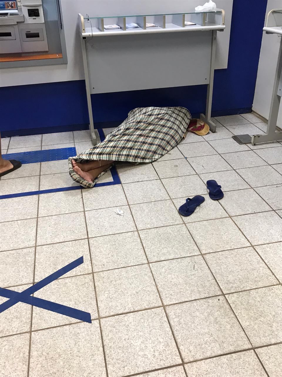 VEJA AQUI: Homem dorme dentro da agência da Caixa Econômica em Barra do Corda