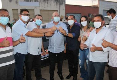 Hildo Rocha e Vagtonio Brandão entregam carros para a Saúde de Buritirana