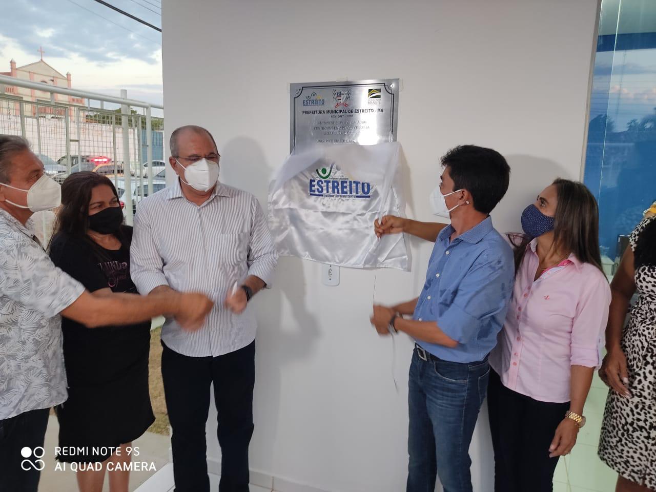 Hildo Rocha e Cicin inauguram moderno Centro de Convivência e entregam Van para Assistência Social de Estreito