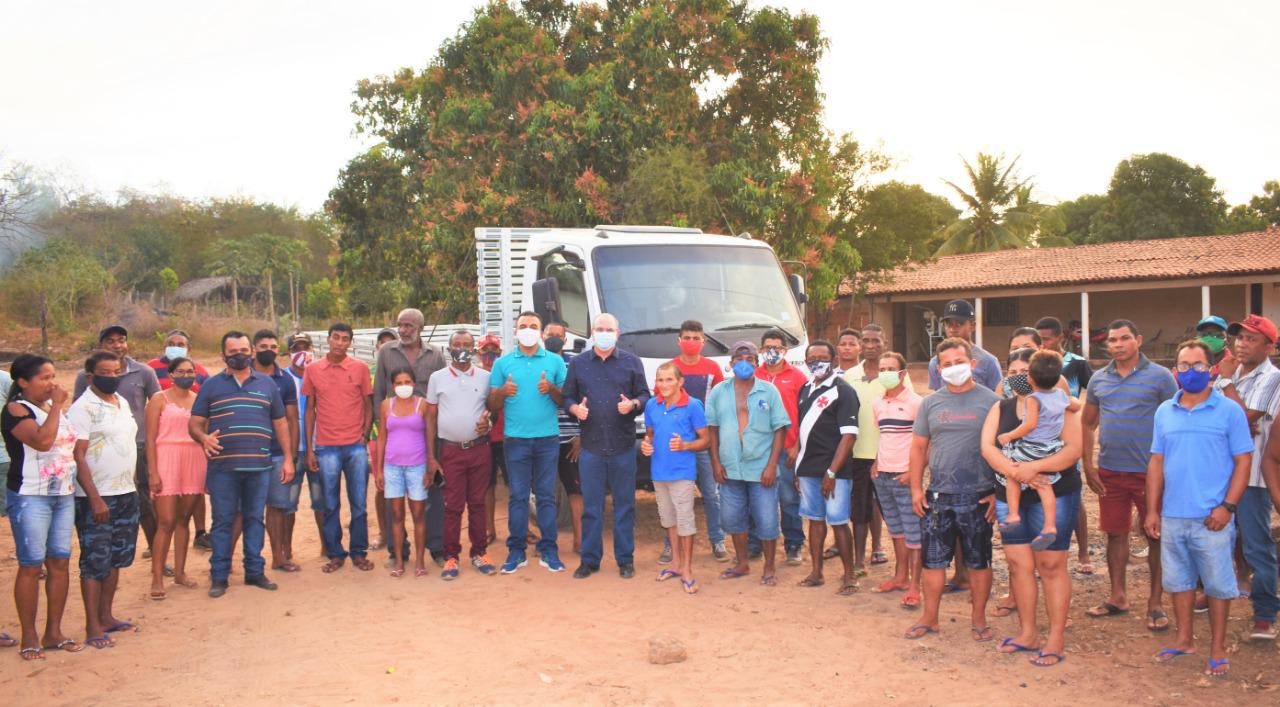 Hildo Rocha entrega caminhão para agricultores do povoado Bom Sossego, em Fortuna
