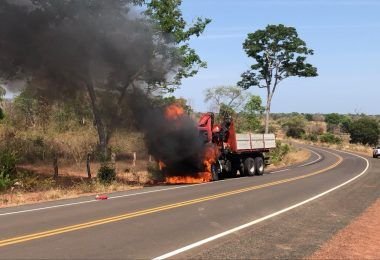 Caminhão munck pega fogo na MA-272 entre Barra do Corda e Fernando Falcão