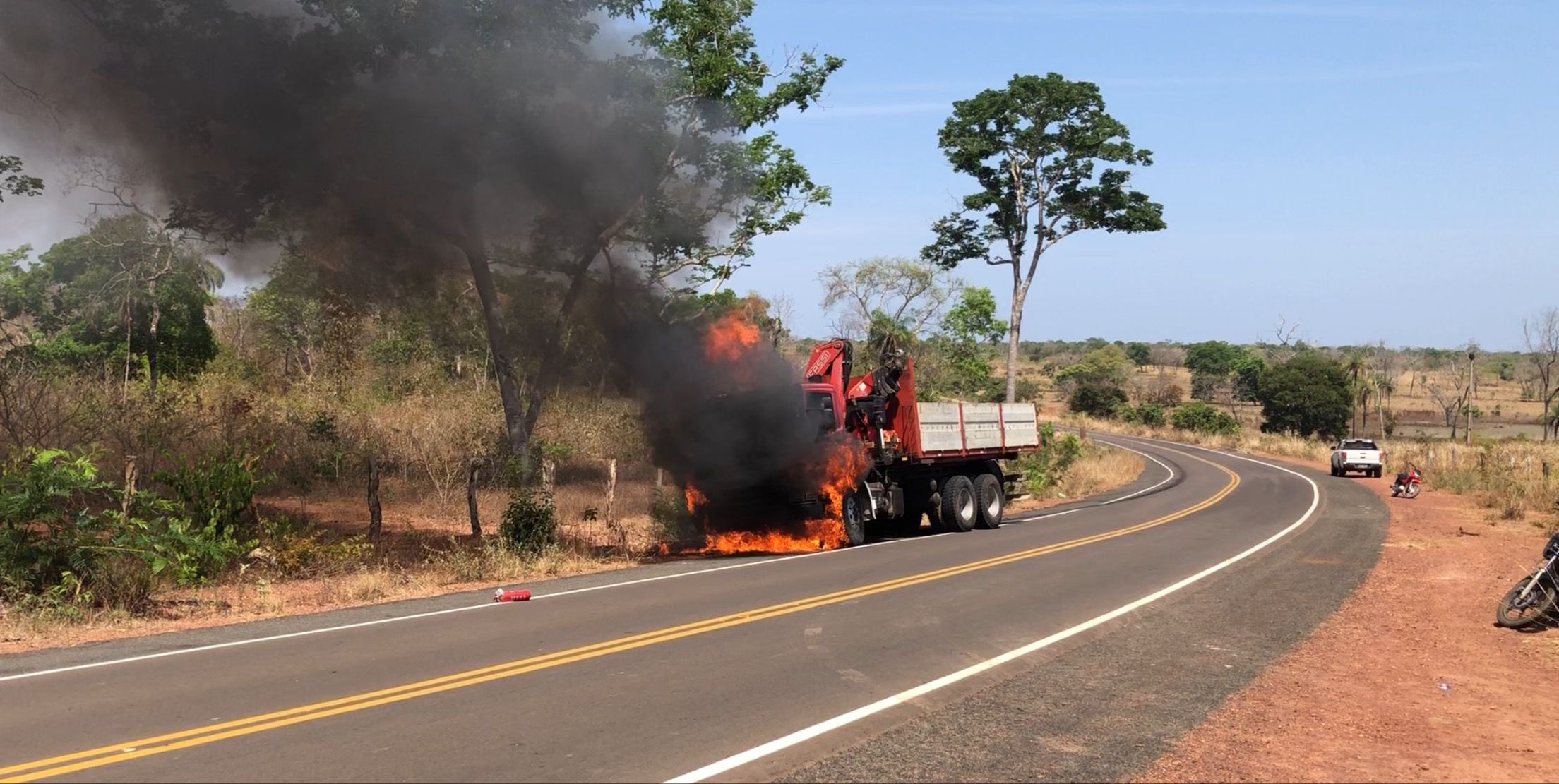Caminhão munck pega fogo na MA-272 entre Barra do Corda e Fernando Falcão