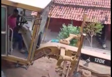 Revoltada, moradora do bairro trisidela em Barra do Corda grita contra "comunistas" e repudia obra na boca da urna