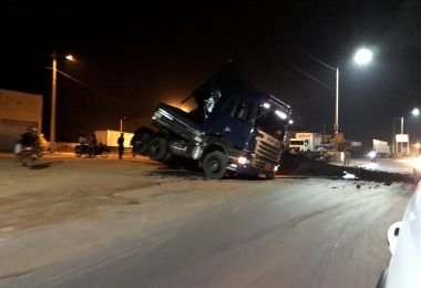 Carreta carregada de carvão tomba na Br-226, em Barra do Corda