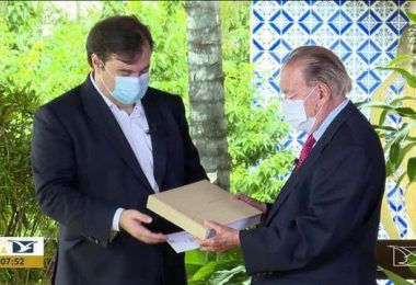 Câmara dos Deputados homenageia 90 anos do ex-presidente José Sarney com livro e documentário