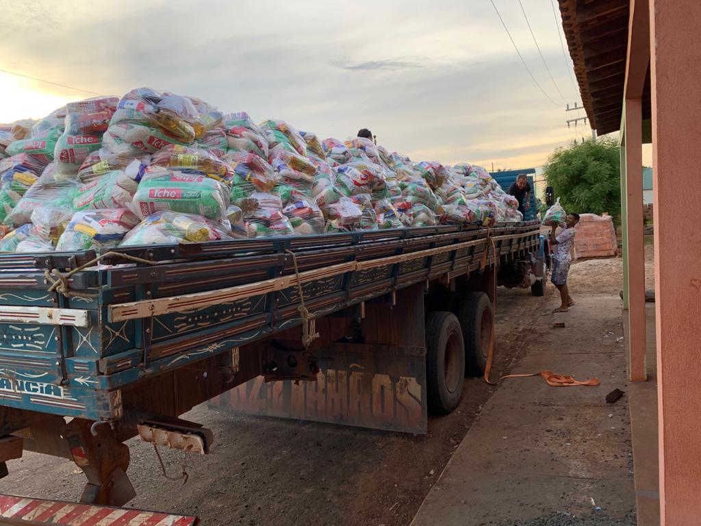 Prefeito Adailton prestes a deixar o mandato em Fernando Falcão entrega mais de 3 mil cestas básicas