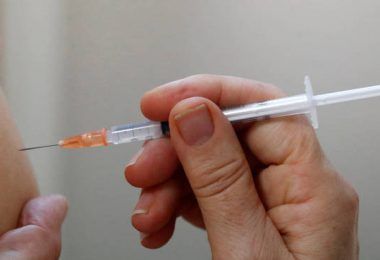 Covid-19: Vacina é contraindicada para menores de 18 anos, gestantes e alérgicos aos componentes da vacina