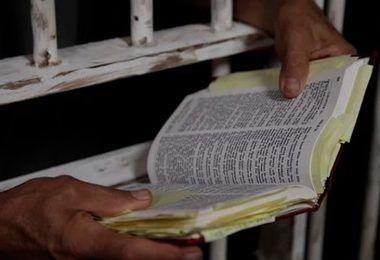 Desembargador suspende lei que diminuía pena de presos que lessem livros da Bíblia no Maranhão