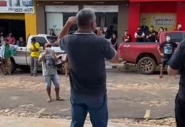 Durante manifestação em Grajaú, comerciante chama de vagabundos o prefeito e servidores públicos