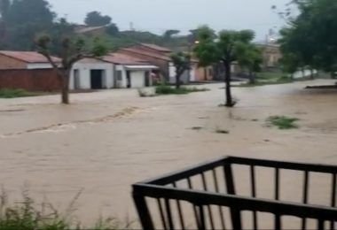 40 milímetros: Forte chuva alaga ruas, enxurrada invade casas e mulher passa mal em Barra do Corda