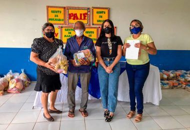 Janaína Ramos realiza entrega de cestas básicas a integrantes da Associação de Catadores de Materiais recicláveis de Imperatriz