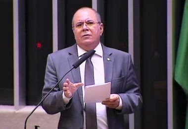 Projeto de Hildo Rocha, aprovado na Câmara, permite compra de vacinas pelo setor privado e contribui para apressar a vacinação contra Covid-19