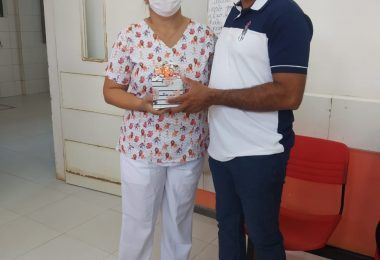 DIA DAS MÃES: Prefeito Arnóbio entrega presentes no hospital municipal de Jenipapo dos Vieiras