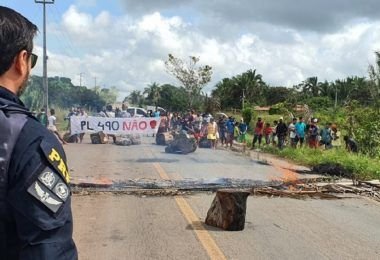 BR-316 é bloqueada por indígenas entre Santa Inês e Bom Jardim.