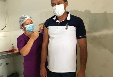 Prefeito Arnóbio de Jenipapo dos Vieiras toma a primeira dose da vacina contra a covid-19