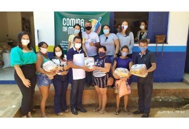 Prefeito Arnóbio realiza entrega de centenas de kits da merenda escolar e cestas básicas do programa Comida na Mesa