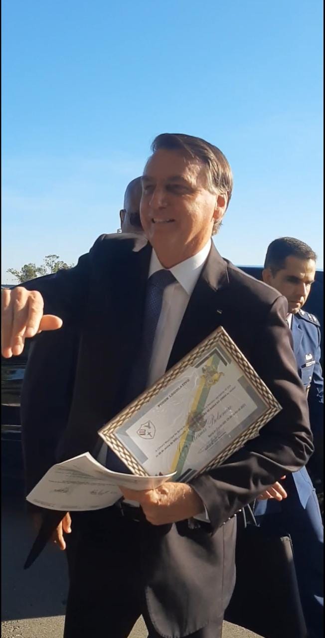 VEJA O VÍDEO: Bolsonaro recebe das mãos de Antônio Tavares e Libiana Pompeu título de cidadão de Barra do Corda