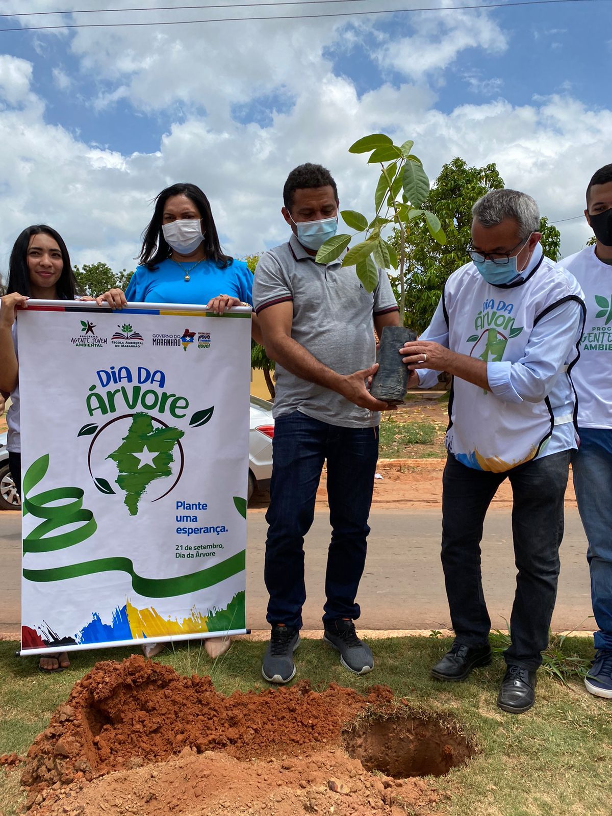 DIA DA ÁRVORE: Prefeito Arnóbio realiza plantio de mudas de árvores em Jenipapo dos Vieiras