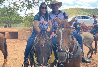 Prefeito Arnóbio e primeira-dama Elane participam de grande cavalgada em Jenipapo dos Vieiras