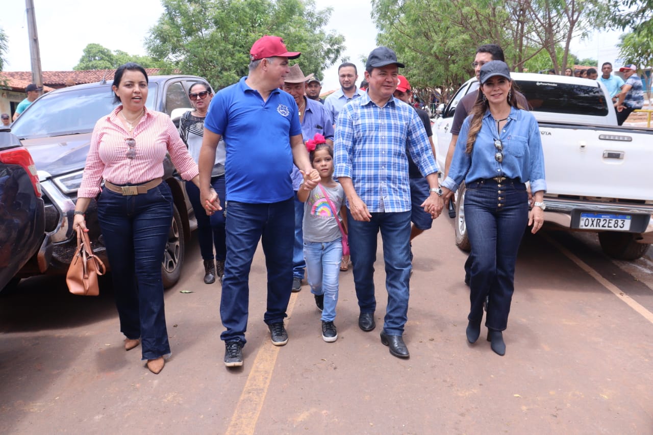 Abigail Cunha e seu esposo Rigo Teles são recebidos com festa durante cavalgada em Mirador-MA