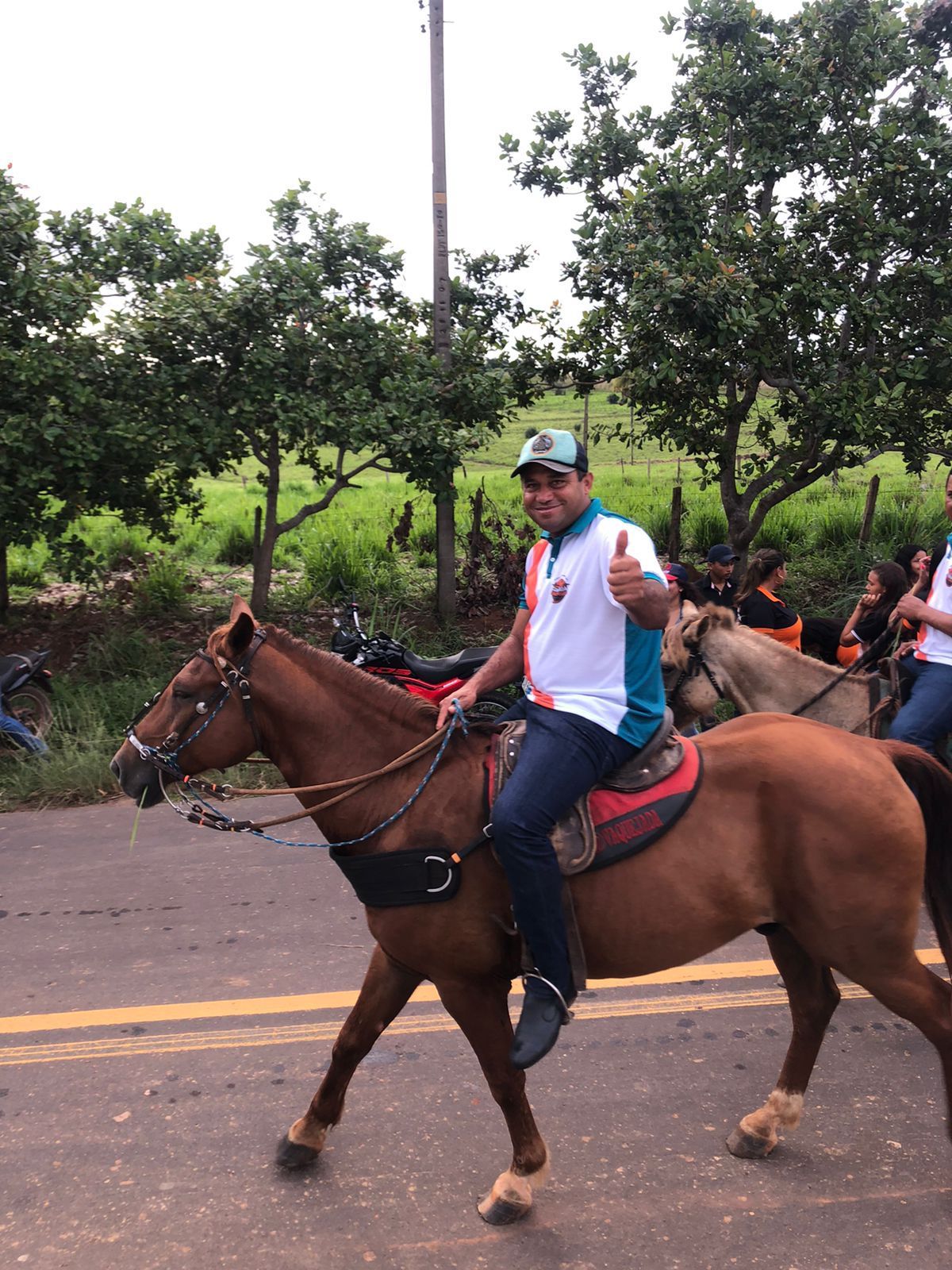 Prefeito Arnóbio e primeira-dama Elane participam de "Cavalgada entre Amigos" em Jenipapo dos Vieiras