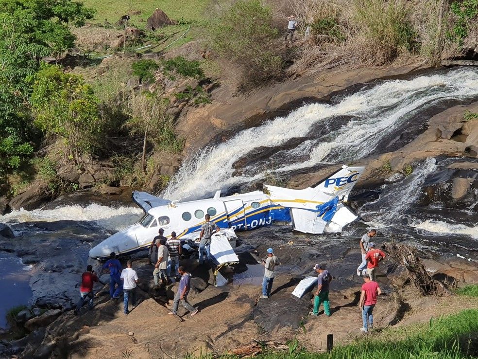 Avião em que estava a cantora Marília Mendonça cai em Minas Gerais