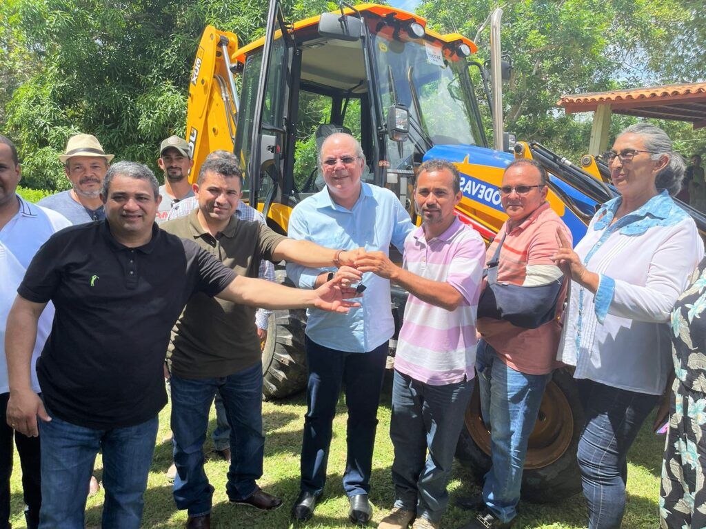 Hildo Rocha entrega retroescavadeira para agricultores familiares de Bom Jesus das Selvas