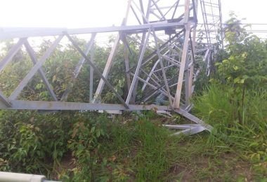 Índios Guajajaras derrubam torre da Eletronorte entre Jenipapo dos Vieiras e Barra do Corda, no MA