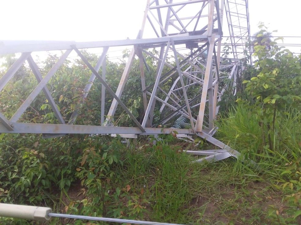 Índios Guajajaras derrubam torre da Eletronorte entre Jenipapo dos Vieiras e Barra do Corda, no MA