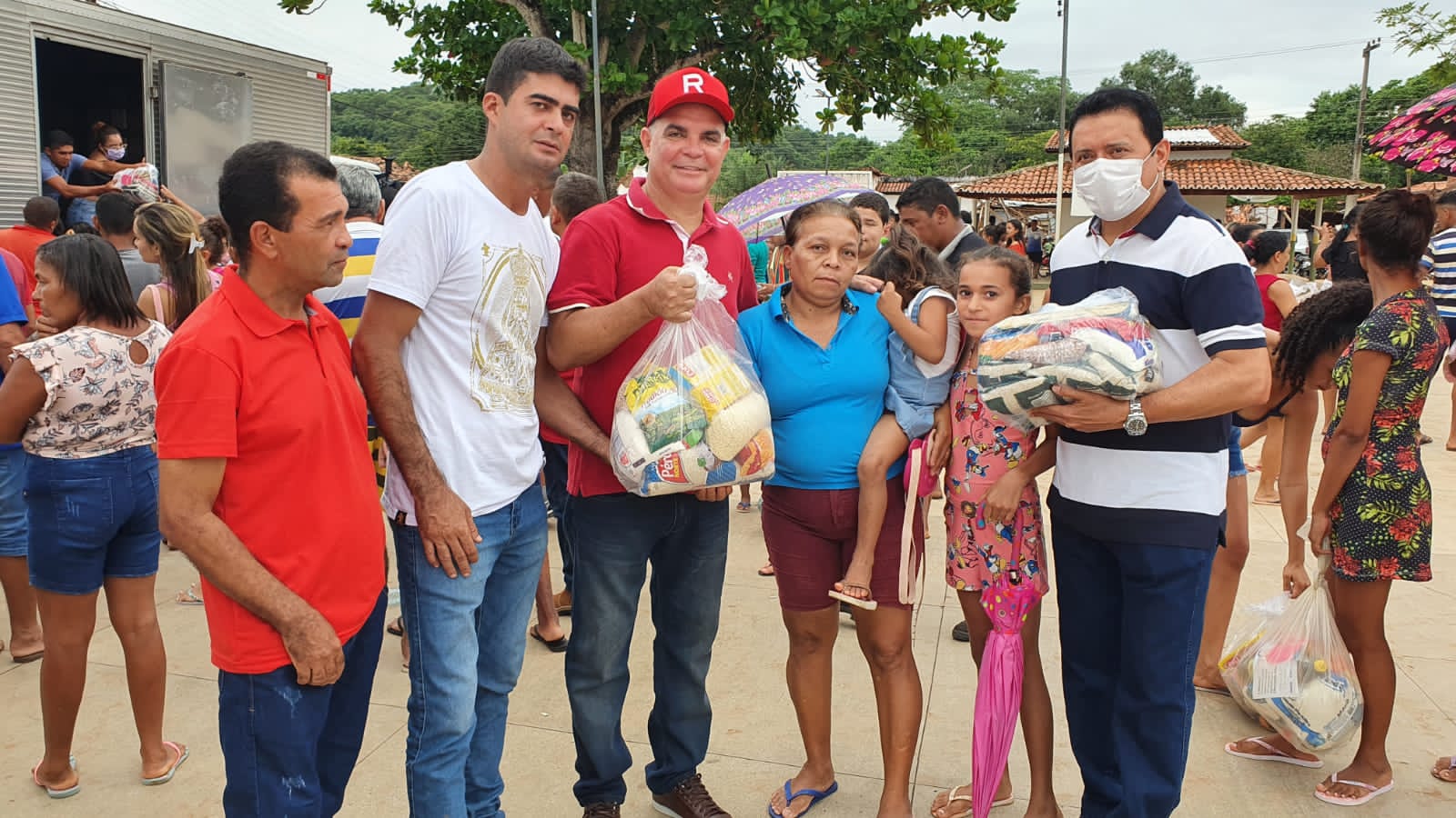 AÇÃO SOLIDÁRIA: Rigo Teles e Abigail Cunha doam mais de 400 cestas básicas a desabrigados em Mirador