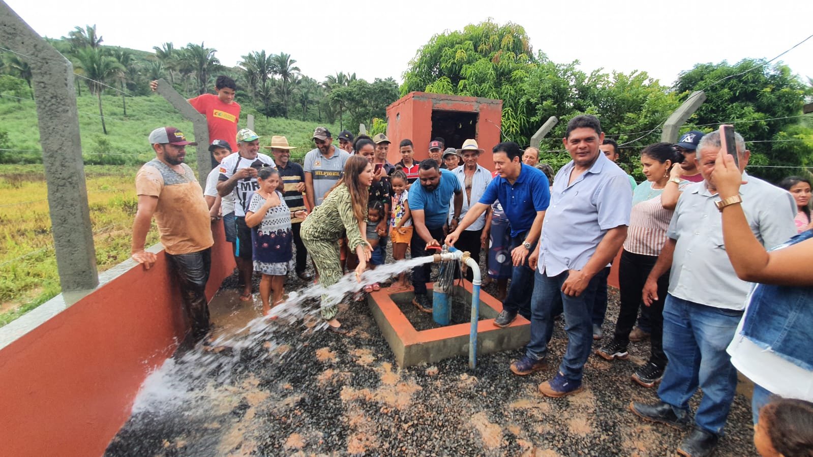 25/02: Prefeito Rigo Teles inaugura poço com sistema de abastecimento de água no povoado Centro do Rafael 