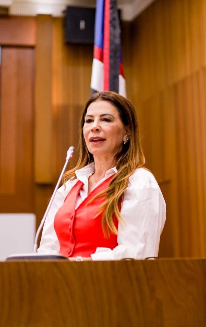 7 de março: Abigail Cunha é aplaudida durante discurso na Assembleia Legislativa