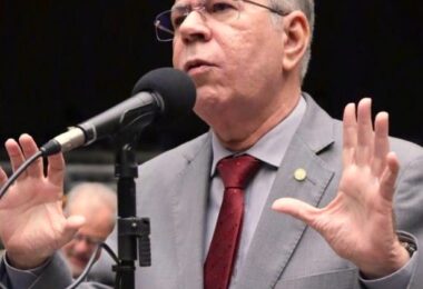 Hildo Rocha vota pela aprovação de piso salarial nacional para professores