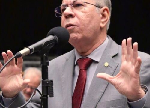Hildo Rocha vota pela aprovação de piso salarial nacional para professores
