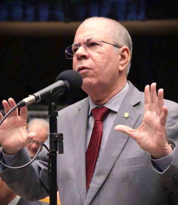 Hildo Rocha vota pela aprovação de piso salarial nacional para professores