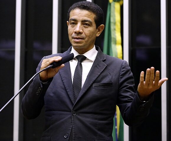 Deputado Pastor Gil destinou quase R$ 2 milhões para shows de Calcinha Preta, Mastruz com Leite e Tarcísio do Acordeon, diz TCU