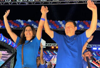 rigo-teles-e-abigail-chegam-a-